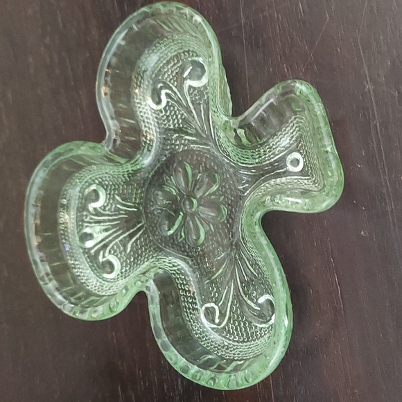 Tiara Other - Vintage Tiara Indiana Sandwich Glass Chantilly Green Clover Trinket Dish Ashtray